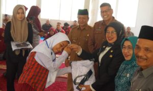 wabup-serahkan-seragam-bagi-siswa-kurang-mampu-di-dharmasraya