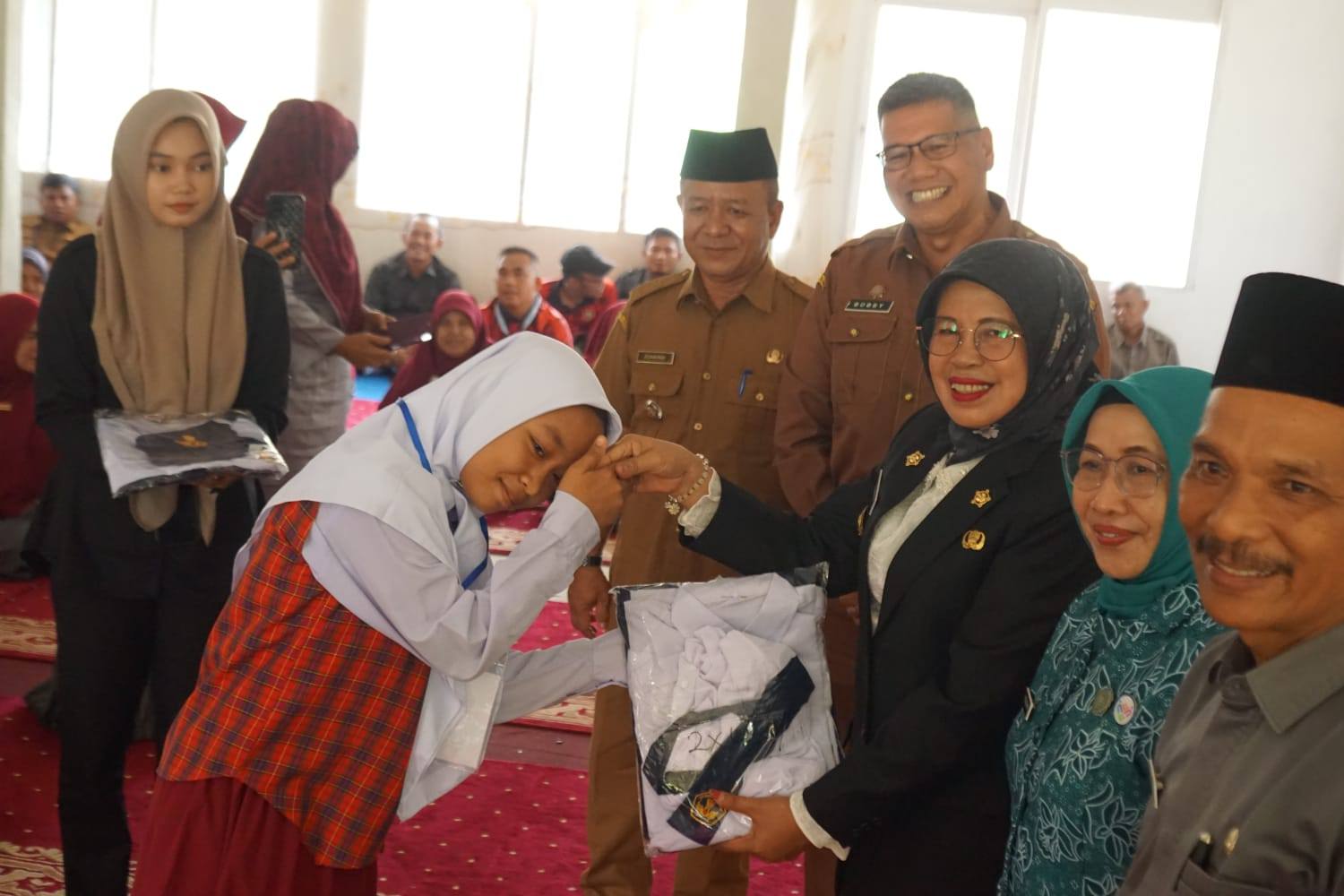 wabup-serahkan-seragam-bagi-siswa-kurang-mampu-di-dharmasraya