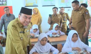 wawako-padang-maigus-nasir-buka-program-mbg-di-sdn-28-air-tawar-timur