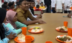 24992-tinjau-sekolah-rakyat-di-padang-wagub-sumbar-anak-anak-tampak-bahagia