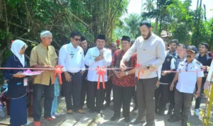 25026-fadly-amran-resmikan-jembatan-penghubung-rw-7-dan-rw-8-di-pasa-lalang