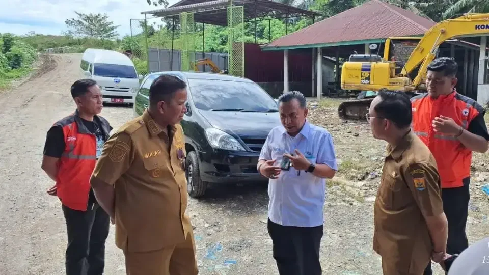 tim-pt-semen-padang-tinjau-tpa-sampah-tungkal-selatan