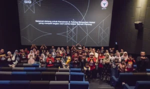 25074-semen-padang-ajak-tukang-bangunan-nonton-bareng-superman-di-bioskop