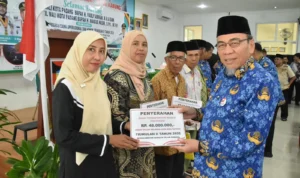 25271-wawako-padang-serahkan-dana-operasional-se-kecamatan-bungus-teluk-kabung