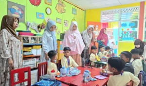 25356-wakil-ketua-yayasan-pertiwi-kota-padang-tinjau-mpls-di-tk-pertiwi-1