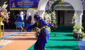 25366-smpn-1-padang-tutup-mpls-dengan-ragaman-tampilan-bakat-siswa-kadis-yopi-krislova-beri687b3c4b732a7