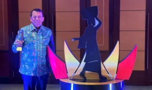 25410-prof-ganefri-terima-penghargaan-minang-awards-2025-kategori-tokoh-inspiratif-bidang-pendidikan