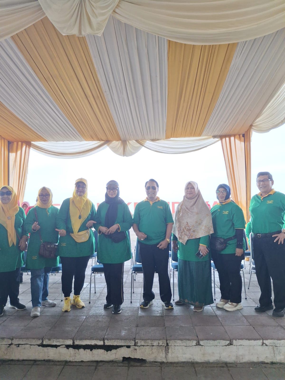 dalam-rangka-hut-pwri-ke-63-kota-padang-gelar-jalan-sehat-dan-pungut-sampah