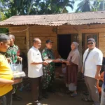 kodim-0308/-pariaman-bagikan-makanan-siap-saji-ke-sejumlah-warga-sungai-geringging