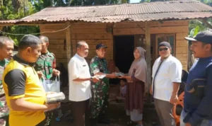 kodim-0308/-pariaman-bagikan-makanan-siap-saji-ke-sejumlah-warga-sungai-geringging