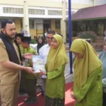 walikota-padang-serahkan-lks-gratis,-lengkapi-program-padang-juara-untuk-pendidikan-inklusif