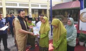 walikota-padang-serahkan-lks-gratis,-lengkapi-program-padang-juara-untuk-pendidikan-inklusif walikota-padang-serahkan-lks-gratis,-lengkapi-program-padang-juara-untuk-pendidikan-inklusif
