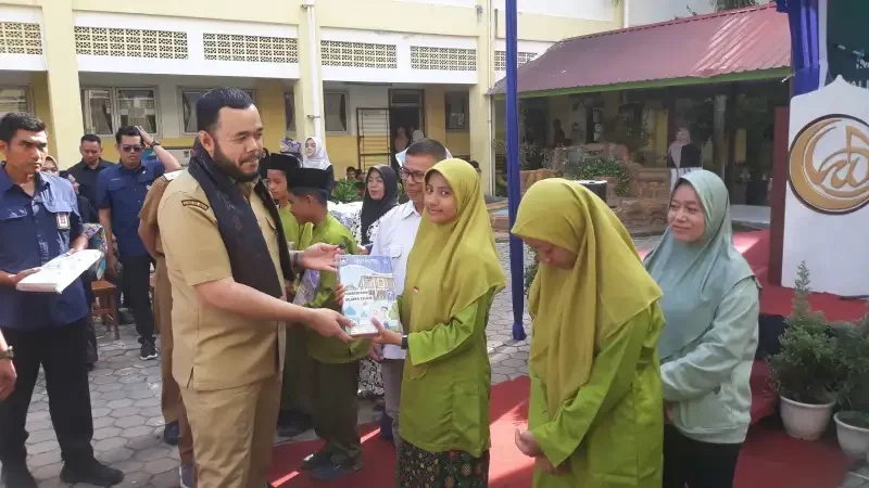 walikota-padang-serahkan-lks-gratis,-lengkapi-program-padang-juara-untuk-pendidikan-inklusif