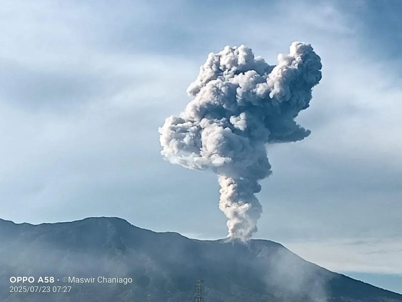 gunung-marapi-meletus,-warga-dengar-dentuman