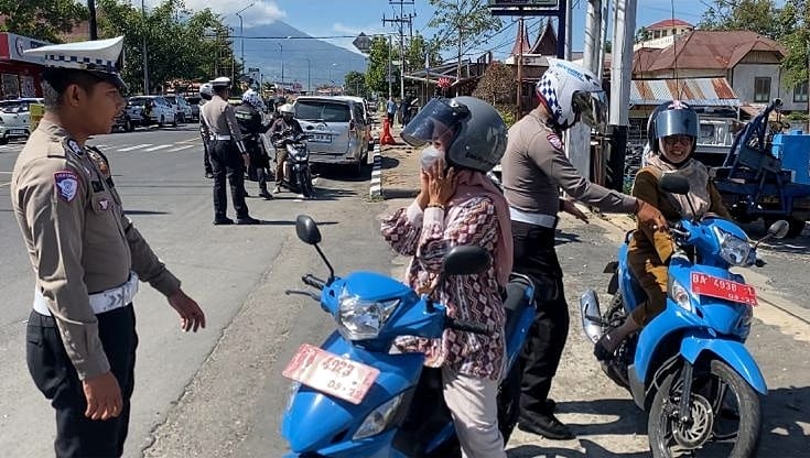 dua-kendaraan-plat-merah-terjaring-dalam-operasi-patuh-singgalang-2025-di-bukittinggi