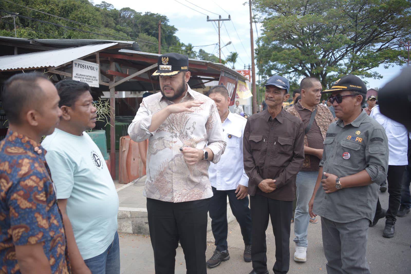 fadly-amran-tinjau-langsung-pengerukan-sungai-batang-arau