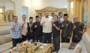 wako-fadly-amran-lepas-atlet-pencak-silat-sumbar-ke-fornas-2015-di-ntb