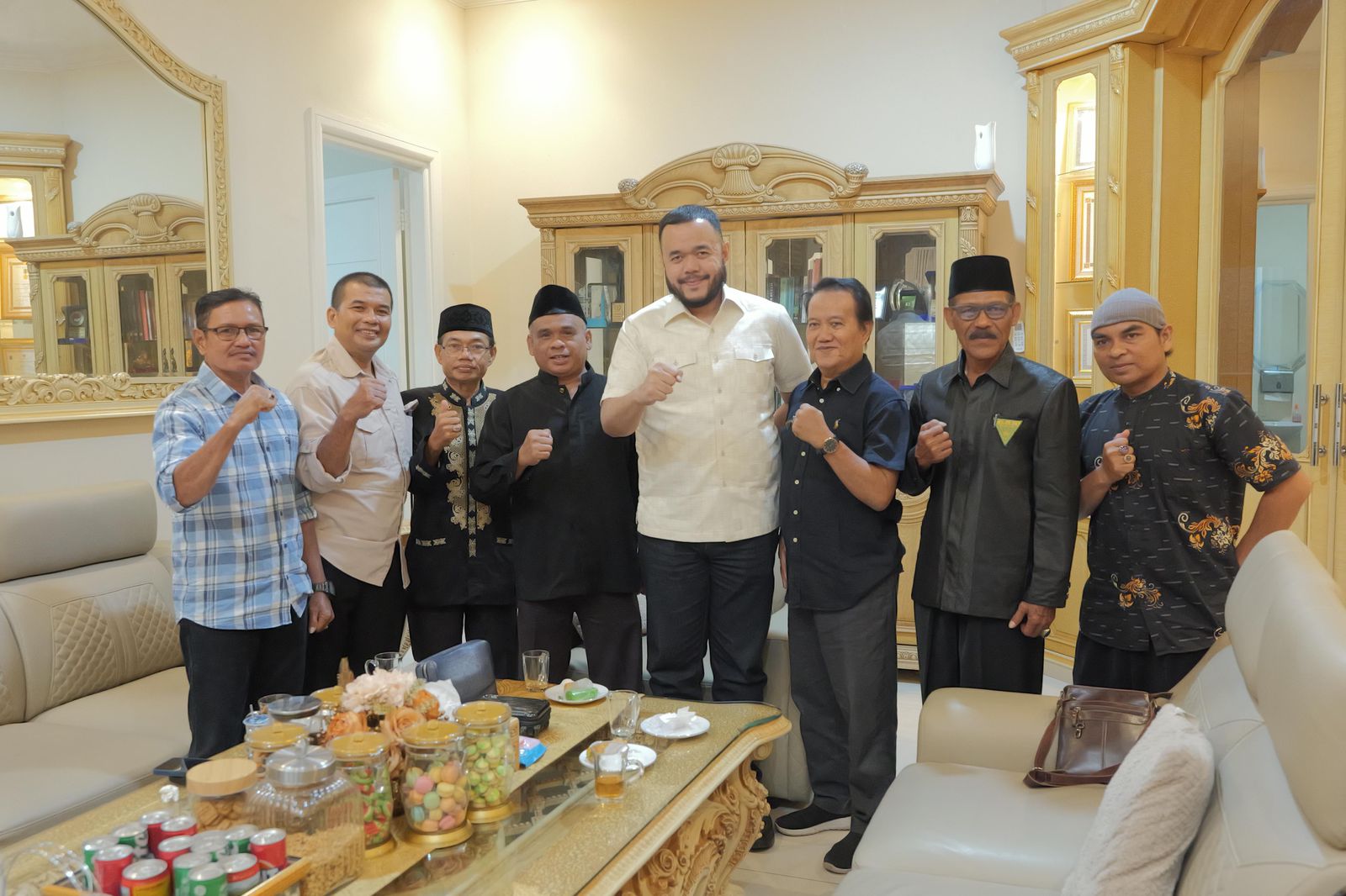 wako-fadly-amran-lepas-atlet-pencak-silat-sumbar-ke-fornas-2015-di-ntb