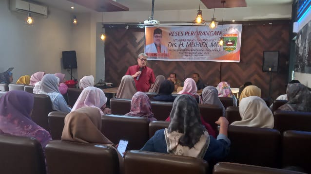 reses:-warga-ngadu-anak-mereka-tak-dapat-sekolah-negeri-ke-ketua-dprd-sumbar