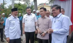 wako-padang-dampingi-wapres-gibran-tinjau-penyaluran-bsu