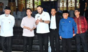 walikota-padang-fadly-amran-sambut-kedatangan-wakil-presiden-gibran-rakabuming-raka