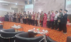 draf-buku-sejarah-indonesia-didiskusikan-oleh-para-penulis-dengan-sejarawan,-guru-dan-dosen-sejarah-serta-pers-sumbar. draf-buku-sejarah-indonesia-didiskusikan-oleh-para-penulis-dengan-sejarawan,-guru-dan-dosen-sejarah-serta-pers-sumbar.