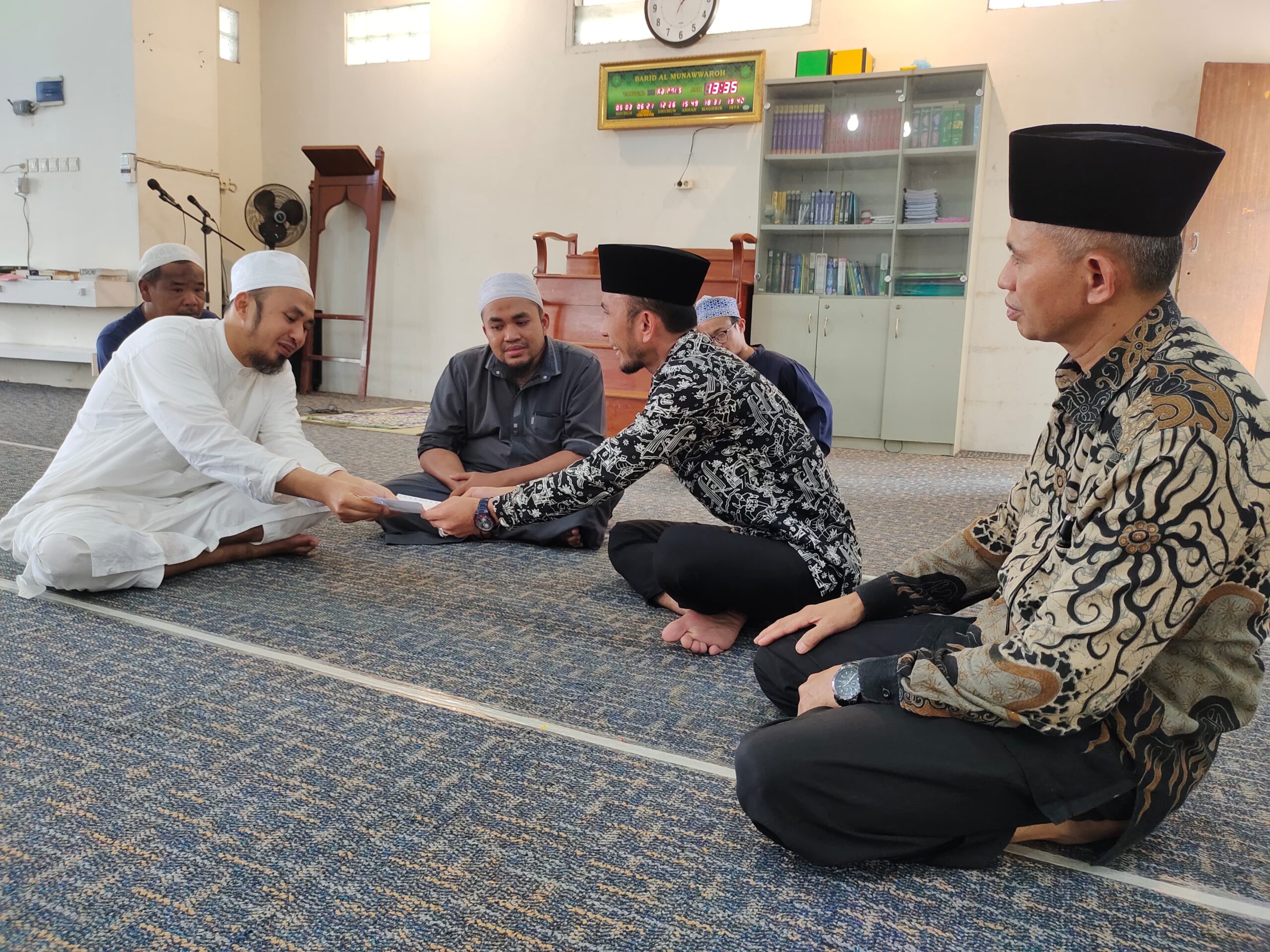 wawako-allex-serahkan-bantuan-untuk-fisabilillah,-dorong-penguatan-dakwah-di-kota-serambi-mekkah