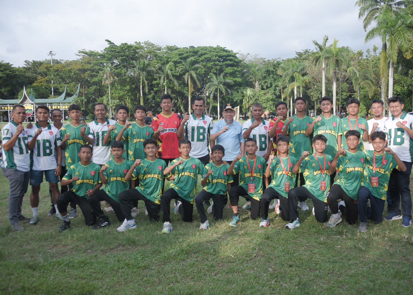 wakil-walikota-padang-lepas-keberangkatan-tim-ssb-imam-bonjol-padang-u-14-seri-nasional-top-score-national-championship-2025