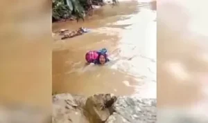 menyeberangi-derasnya-sungai-demi-pasien:-kisah-pengabdian-bidan-dona-di-pasaman menyeberangi-derasnya-sungai-demi-pasien:-kisah-pengabdian-bidan-dona-di-pasaman