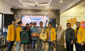 tim-pengabdian-pendidikan-musik-departemen-sendratasik-fbs-unp-berikan-pelatihan-kepada-musisi-jalanan-pantai-padang