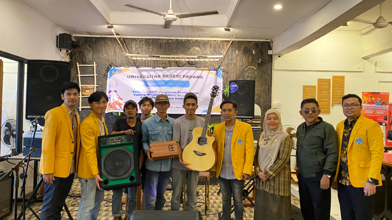 tim-pengabdian-pendidikan-musik-departemen-sendratasik-fbs-unp-berikan-pelatihan-kepada-musisi-jalanan-pantai-padang