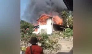 kebakaran-di-batu-balantai-canduang-hanguskan-rumah-semi-permanen