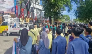 bem-sb-berunjuk-rasa-di-dprd-sumbar-sampaikan-12-tuntutan