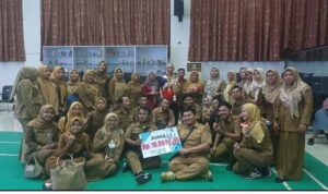 sorak-sorai-supporter-semarakkan-final-turnamen-bulutangkis-hjk-padang-ke-356