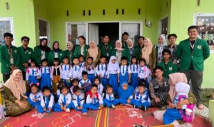 pengenalan-budaya-minangkabau-sejak-dini-melalui-kegiatan-mewarnai-oleh-mahasiswa-kkn-unand-di-tk-negeri-04-basa-ampek-balai