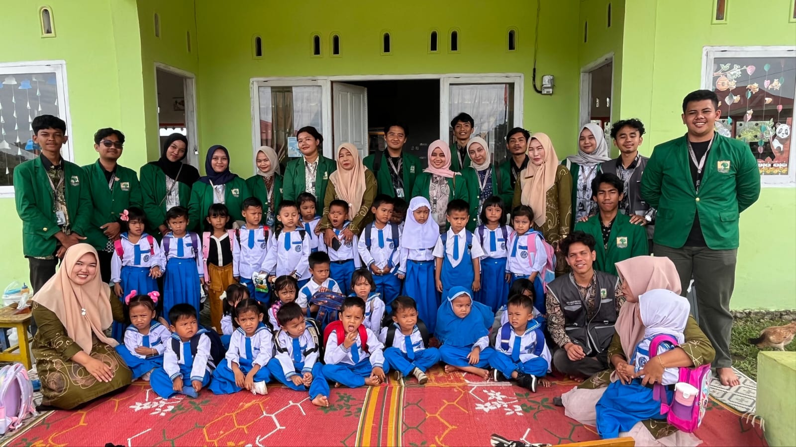 pengenalan-budaya-minangkabau-sejak-dini-melalui-kegiatan-mewarnai-oleh-mahasiswa-kkn-unand-di-tk-negeri-04-basa-ampek-balai