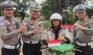 peringati-hut-ri-ke-80,-intelkam-polda-sumbar-bagikan-1.250-bendera-merah-putih