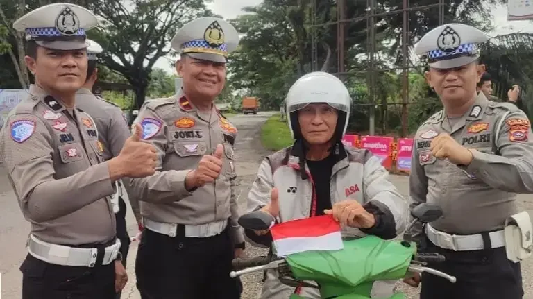 peringati-hut-ri-ke-80,-intelkam-polda-sumbar-bagikan-1.250-bendera-merah-putih