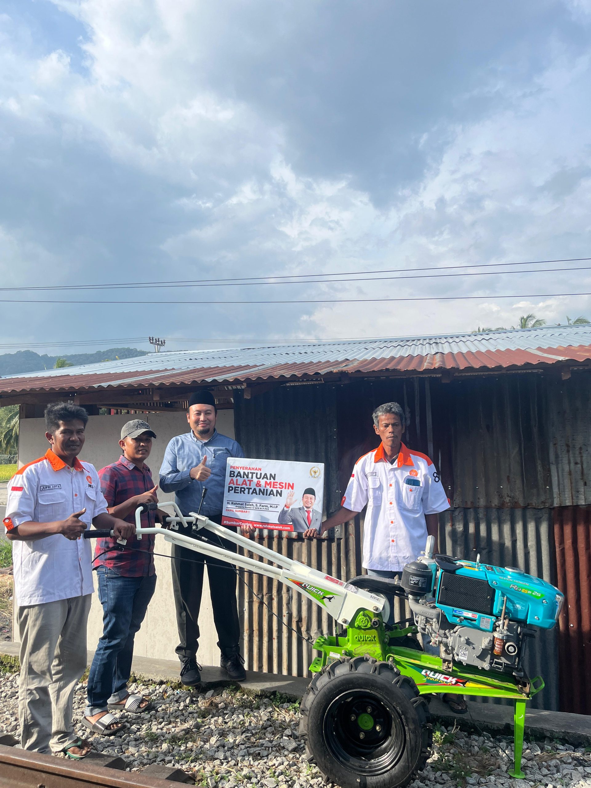 sumbar-cerdas-bertani,-rahmat-saleh-serahkan-bantuan-alsintan-di-tanah-datar