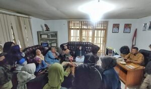 emak-emak-geruduk-kantor-wali-nagari-gadut,-protes-sikap-wali-jorong-yang-merobek-surat-hibah