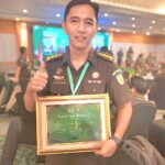 asisten-intelijen-kejati-sumbar-dr.-efendri-eka-saputra-terima-penghargaan