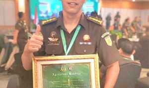 asisten-intelijen-kejati-sumbar-dr.-efendri-eka-saputra-terima-penghargaan asisten-intelijen-kejati-sumbar-dr.-efendri-eka-saputra-terima-penghargaan