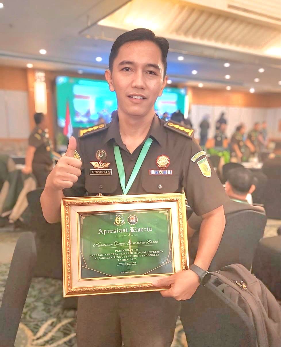asisten-intelijen-kejati-sumbar-dr.-efendri-eka-saputra-terima-penghargaan