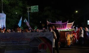 miniatur-masjid-raya-sumbar-diarak-di-pawai-telong-telong-hjk-padang-ke-356 miniatur-masjid-raya-sumbar-diarak-di-pawai-telong-telong-hjk-padang-ke-356