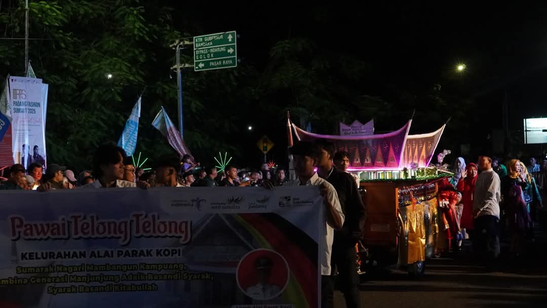 miniatur-masjid-raya-sumbar-diarak-di-pawai-telong-telong-hjk-padang-ke-356