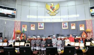 12-tokoh-masyarakat-penerima-pin-emas-di-hjk-padang-ke-356