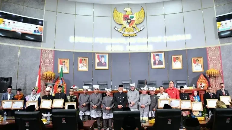 12-tokoh-masyarakat-penerima-pin-emas-di-hjk-padang-ke-356