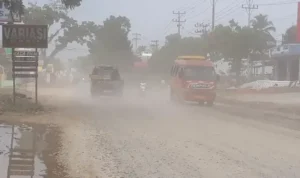 kabut-debu-jalanan-mengganggu-pengguna-jalan-dan-pedagang kabut-debu-jalanan-mengganggu-pengguna-jalan-dan-pedagang