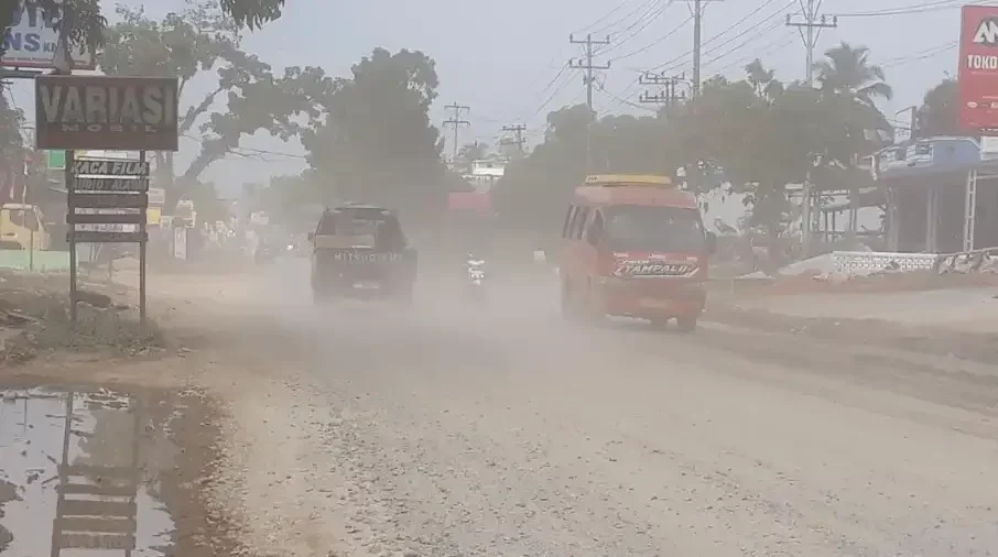 kabut-debu-jalanan-mengganggu-pengguna-jalan-dan-pedagang