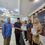 gubernur-mahyeldi-serahkan-2-penghargaan-sakip-pada-kepala-biro-organisasi